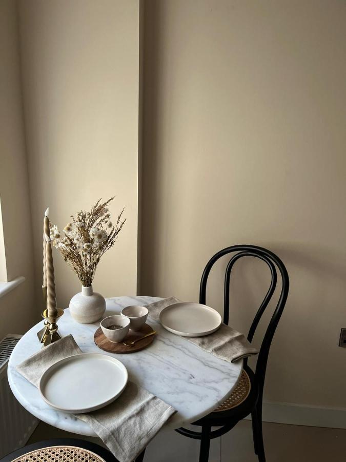 Elegant Apartment On Historic Cobbled High St Shrewsbury Town Centre Bagian luar foto