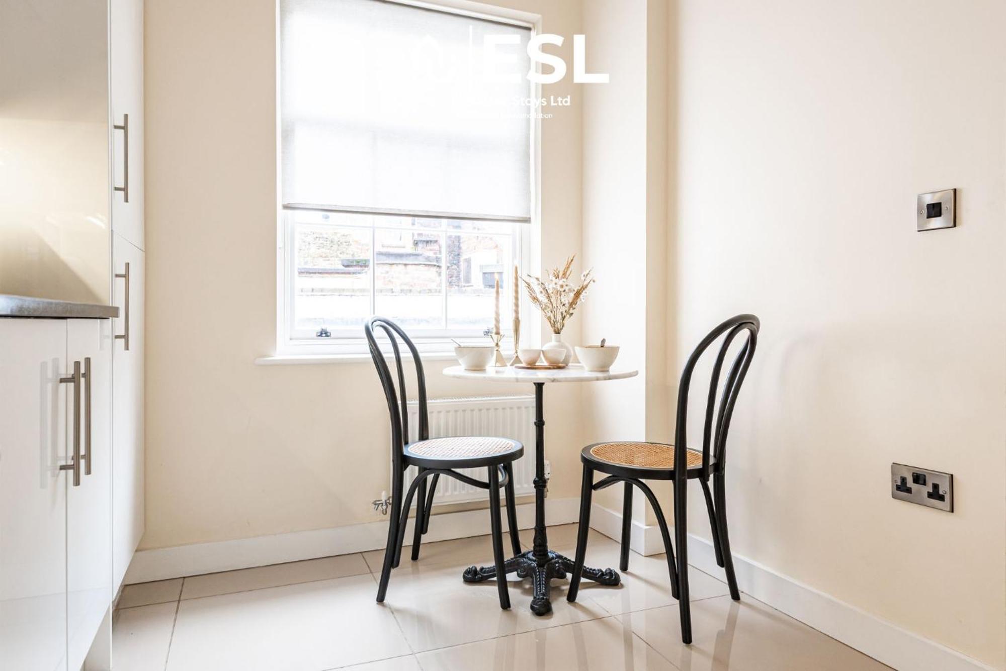 Elegant Apartment On Historic Cobbled High St Shrewsbury Town Centre Bagian luar foto